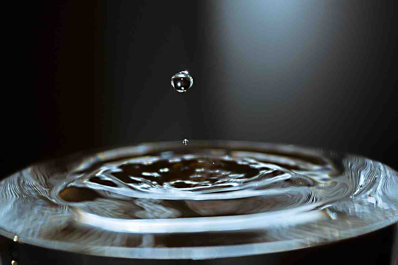 l'eau, goutte d'eau, verre de cristal